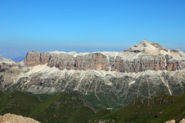 Kuzey İtalya 'da yaz mevsiminde Marmolada Dağı' nın tepesinden Sass Pordoi 'nin panoramik manzarası.