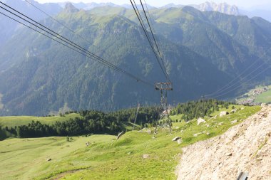 Kablolar ve teleferiğin çelik halatları ve yazları İtalya 'nın kuzeyinde karsız dağlarla birlikte vadi.