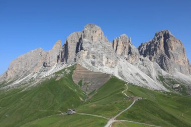 GRUPPO DEL SASSO LUNGO adı verilen dağlara, Kuzey İtalya 'da Dolomite Dağları' nda Avrupa Alpleri adı verilir.