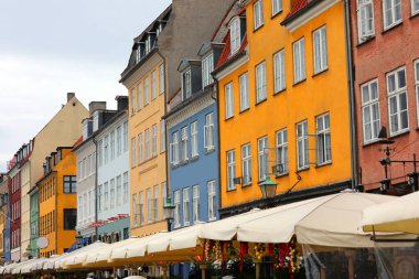 Kuzey Avrupa 'da Danimarka' nın başkenti olan Kopenhag 'da nemhavn denilen bölgede tipik renkli evler