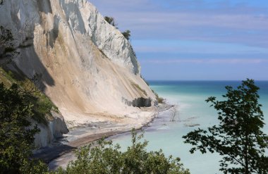 Danimarka 'nın güneyindeki yüksek uçurumun doğal elementler ve yazın muhteşem gök mavisi Baltık Denizi tarafından aşınan MON adasındaki panoramik manzarası