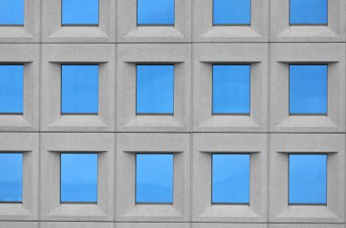 Ofis alanı olarak kullanılan modern gökdelendeki mavi camlı birçok pencerenin ayrıntıları