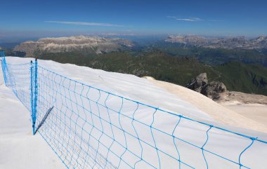 Kuzey İtalya 'daki Avrupa Alpleri' ndeki Marmolada buzulunun 3000 metre yükseklikteki uzun koruyucu ağı.