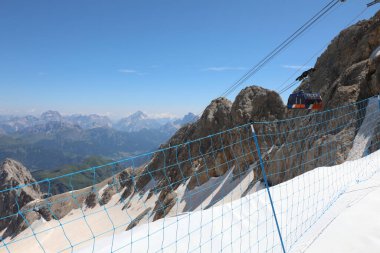Teleferiğin gelişi ve Marmolada buzulundaki koruyucu ağ Kuzey İtalya 'daki Avrupa Alpleri' nde deniz seviyesinden 3000 metre yüksekte.