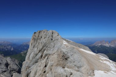 Marmolada Dağı 'nın zirvesi yaz boyunca Avrupa Alplerinde deniz seviyesinden 3343 metre yüksekliktedir.