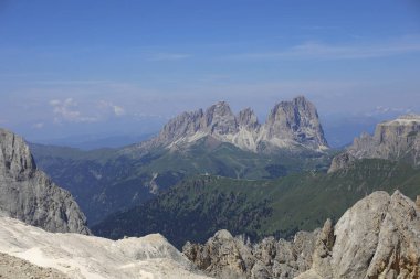 Marmolada buzulunun panoramik manzarası deniz seviyesinden 3000 metre yüksekte ve Sasso Lungo dağ grubu Albay Rodella 'nın yeşil çayırlarının üzerinde satılıyor.