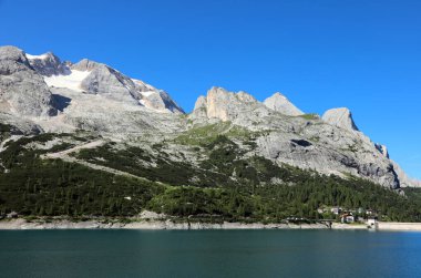 Kuzey İtalya 'daki Marmolada buzulunun eriyen karıyla beslenen Lago FEDAIA ile alp panoraması