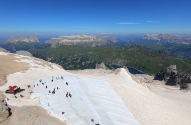 Marmolada buzulu, üzerinde insanların yürüdüğü koruyucu bir çarşaf ve yazın İtalya 'da bir kar aracıyla kaplıydı.