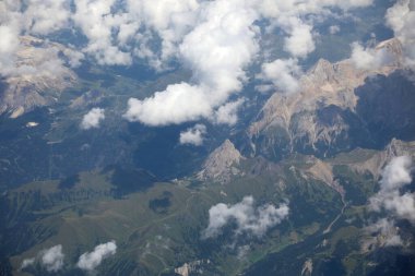 Zirvesi 300 metreyi aşan Marmolada dağı ile Avrupa Alpleri 'nin hava manzarası