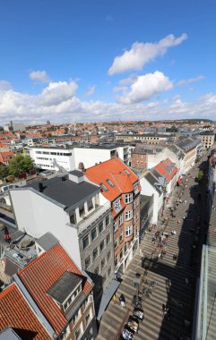 Çatıları ve yaya yolu ile Kuzey Avrupa şehrinin üst manzarası