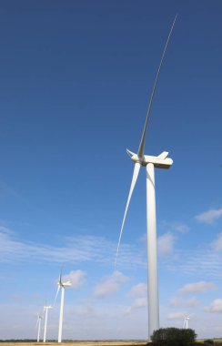 Büyük soluk eolica che girano con la forza del vento generando energia elettrica da fonti verdi non inquinnanti