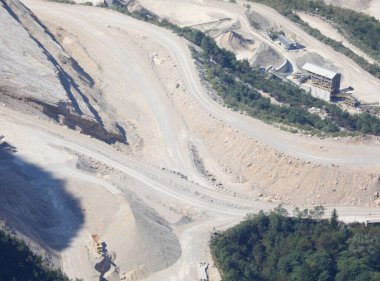 İnşaat şirketleri için malzeme çıkarmak için kullanılan taş ocağının havadan görünüşü