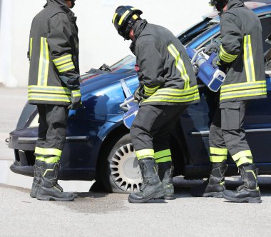 İtfaiyeciler, bir trafik kazasından sonra kaza yapan insanları kurtarmak için kaza yapan bir arabanın enkazını kesmek için Jaws of Life adında güçlü hidrolik kesiciler kullanıyorlar.