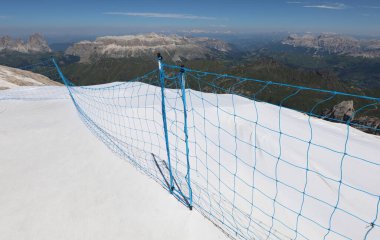 Avrupa Alpleri 'ndeki Dolomitler dağ grubundaki MARMOLADA dağının buzullarına yaz mevsiminde düşen şelalelerle güvenlik ağı