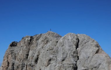Kuzey İtalya 'da yaz aylarında PUNTA PENIA adı verilen dağ zirvesinin tepesindeki demir haç.