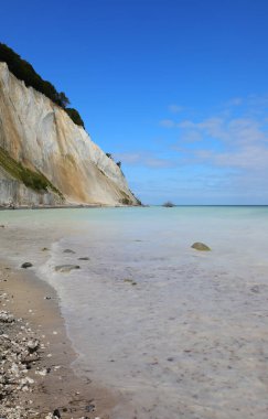 Karbonat, kalsiyum mineralleri ve yazın uçsuz bucaksız uçurum yüzünden deniz manzarası bembeyaz olmuştu.