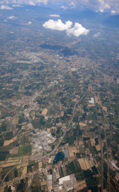 Ovanın havadan görünüşü. Yollarda evler ve ekili tarlalar. Bir uçak yolculuğu sırasında.