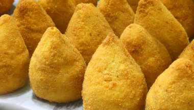 Güney İtalya 'nın Sicilya bölgesinin tipik yemekleri olan ARANCINI veya ARANCINE adı verilen birçok kızarmış yiyecek.
