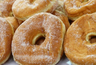 Pastanelerde satılık delikleri ve şekerlemeleri olan bir sürü çörek, tatlı bir kahvaltı için mükemmel.