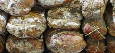 Satılık Sopressa ya da Salam adında bir sürü domuz sosisi.