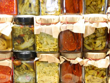 Güney İtalya 'da bir köyde yağ ambalajında muhafaza edilen cam kavanozlarda birçok sebze ve yemek var.