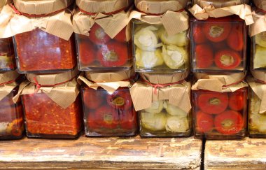 biber ve bir sürü sebze güney İtalya 'da bulunan yağ paketlerinde cam kavanozlarda muhafaza edilir.