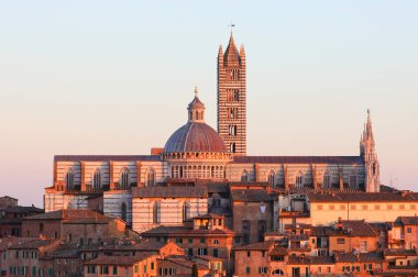 Günbatımında Siena Katedrali 'nin müstehcen manzarası ve akşamları uzun çan kulesi.