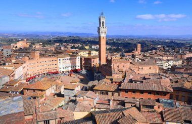 Piazza del Campo ve Orta İtalya 'nın Toskana Bölgesi' ndeki Siena şehrinde bulunan TORRE DEL MANGIA adlı antik ortaçağ kulesi.