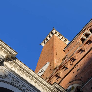 Orta İtalya 'nın Toskana bölgesinde Siena şehrinde bulunan TORRE DEL MANGIA adlı ortaçağ kulesinin saati