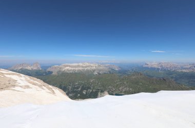 Avrupa Alpleri 'nin deniz seviyesinden 3300 metre yükseklikten nefes kesici manzarası ve kuzey İtalya' daki buzul karı.