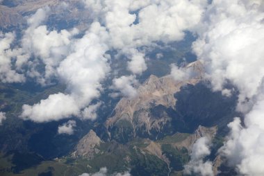 Kuzey İtalya 'da zirvesi 300 metreyi aşan dağ yamaçları ile Avrupa Alpleri' nin hava manzarası