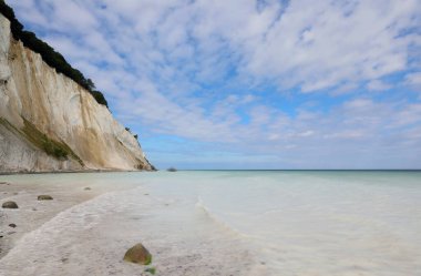 Güney Danimarka 'nın en yüksek uçurumunun panoramik manzarası MON adasında doğal elementler tarafından aşınmış ve yaz aylarında fantastik mavi Baltık Denizi