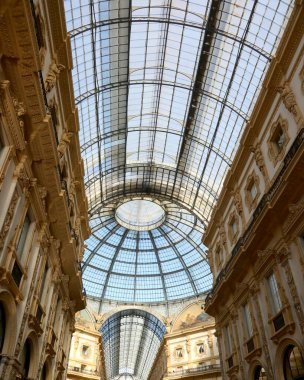 Milan, MI, İtalya - 2 Kasım 2024: İtalya Kralı olan Vthe Galerisi 'nin içi