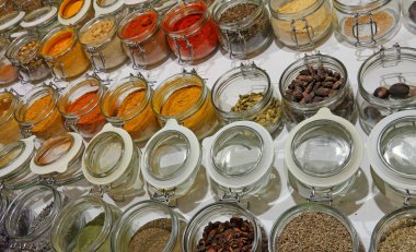 Dünyanın dört bir yanından lezzetli ve baharatlı cam kavanozlar pazarda satılıyor.