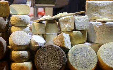 İtalyan dilinde PECORINO adı verilen koyun sütüyle taze ve yaşlanmış peynir tezgahı da pazarda satışta.