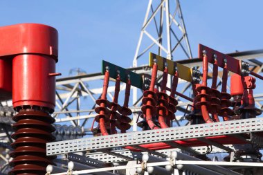 Elektrik santralinin yüksek voltaj çubukları ve kırmızı musluk değiştiricisinin ayrıntıları