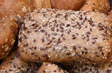 Pastanede satılık susamlı ve keten tohumlu tam buğday ekmeği.