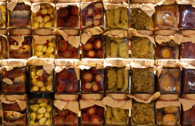 Güney İtalya 'nın tipik korunmuş gıda tezgahında petrolde saklanmış ya da satılmaya bırakılmış pek çok yiyecek kavanozu..