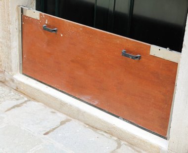 İtalya 'daki Venedik adasında gelgit sırasında evin girişini korumak için ahşap ve çelikten sağlam bir bölme.