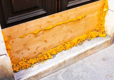 İtalya 'da Venedik' te bir evin girişindeki yüksek gelgitli su koruma bölmesi.