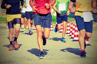 Koşu yarışı sırasında kaslı bacaklı koşucular