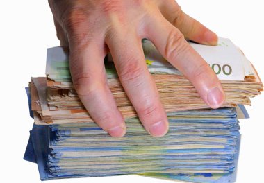 Beyaz bir arka planda büyük bir yığın Avrupa para banknotunu kapan bir adamın eli