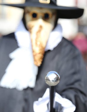 Venedik İtalya'da Veba doktor kostüm kasıtlı olarak Saint Mark Meydanı'nda odak arka plan ve sopa bulanık