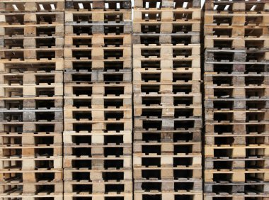 Bir nakliye şirketinin boş deposuna yığılmış büyük tahta paletler. Ekonomik kriz nedeniyle mallar yok.