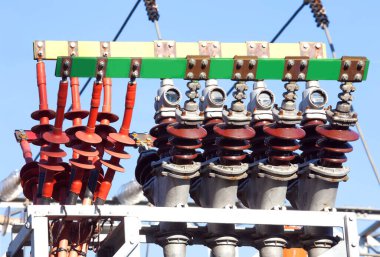 Yenilenebilir kaynaklardan elektrik üretimi için elektrik santralinin elektrik sisteminin bakır çubuklarının ayrıntıları