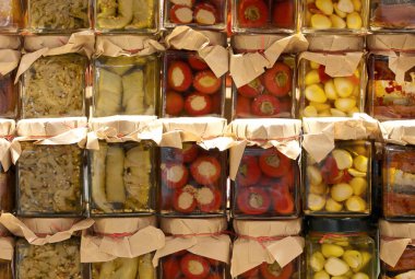 İtalya 'daki korunmuş gıda tezgahında yağda muhafaza edilen ya da satılmak üzere turşu haline getirilen bir sürü yiyecek.