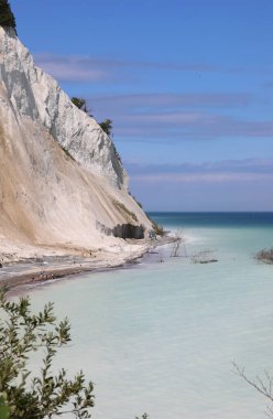 Danimarka 'nın güneyindeki yüksek uçurumun doğal elementler ve yaz aylarında muhteşem gök mavisi Baltık Denizi tarafından aşınan mon adasının panoramik manzarası.