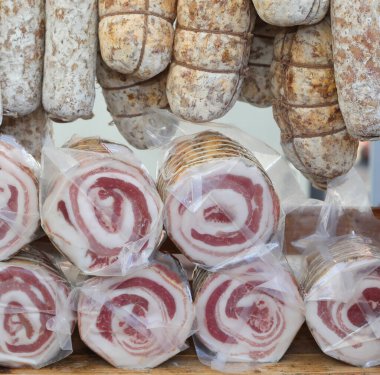 Karışık salam, salam ve rulo pastırma. Yerel markette satılan tipik İtalyan mutfağı.