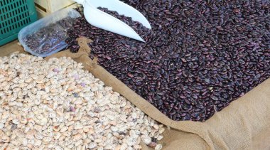 Çeşitli çeşitlerdeki kuru fasulye kovaları, ürün pazarında ağırlıkla satılıyor.