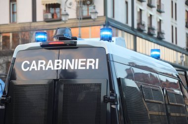 Vicenza, VI, İtalya - 15 Şubat 2025: Polis VAN ve İtalyan şehrinde mavi sirenli CARABINIERI kelimesi